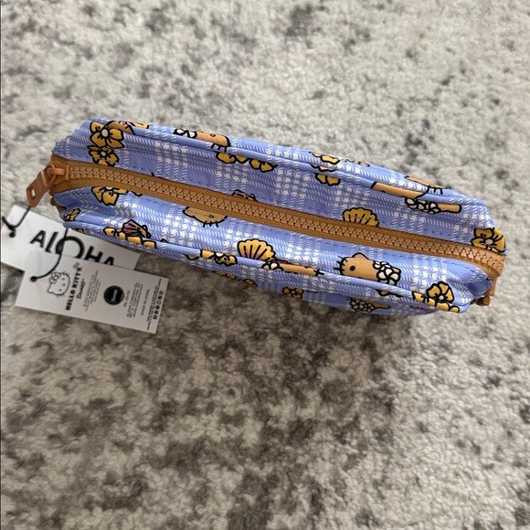 Aloha Collection Hello Kitty Palaka Le Tour Crossbody Bag NWT - Picture 5 of 6